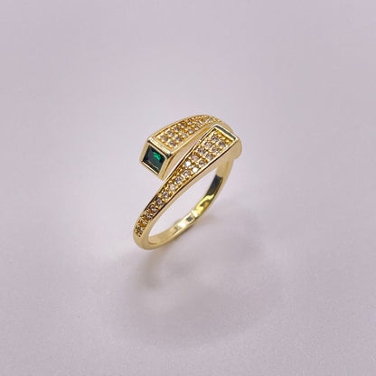 Cross paths gold ring - Emerald side view