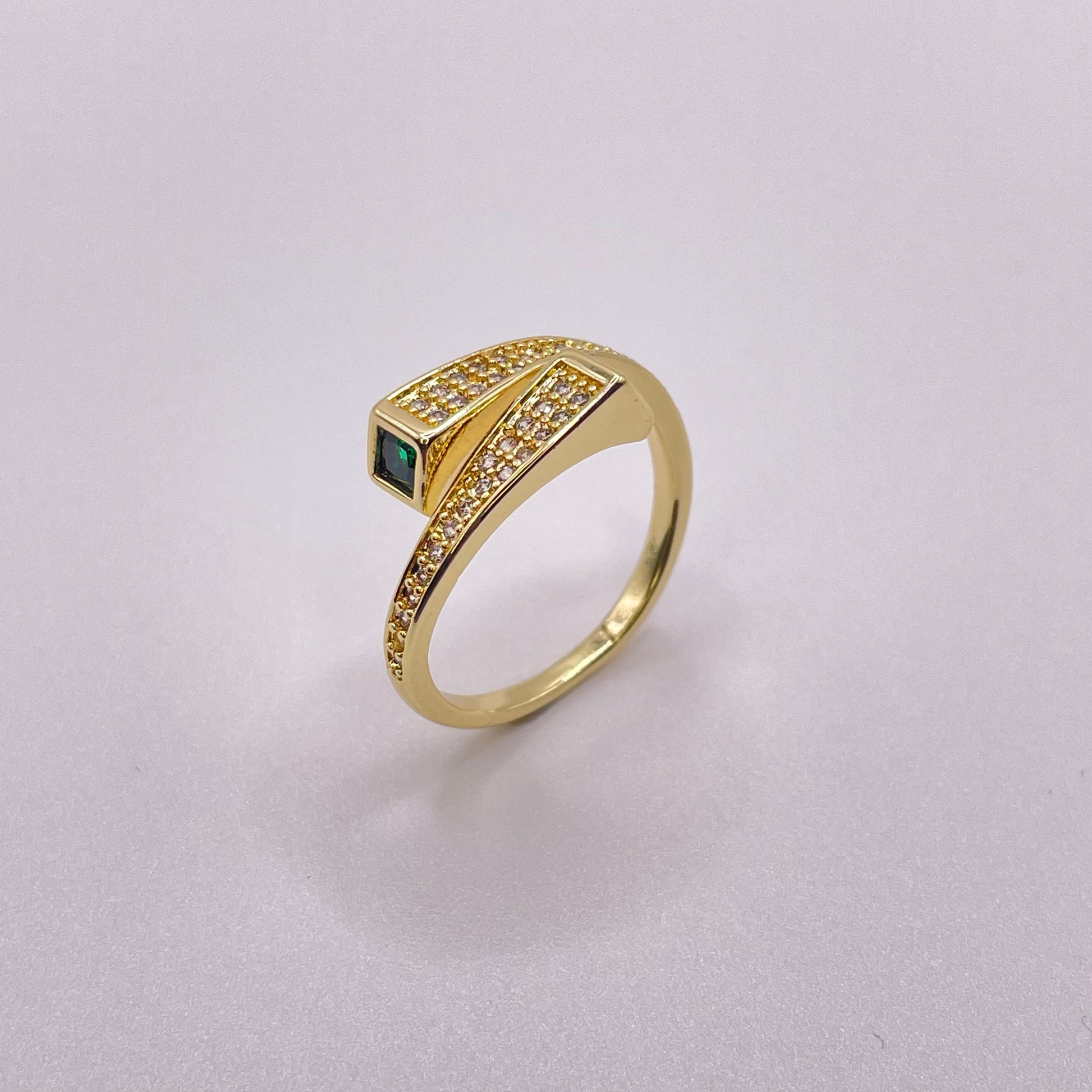 Cross paths gold ring - Emerald side view