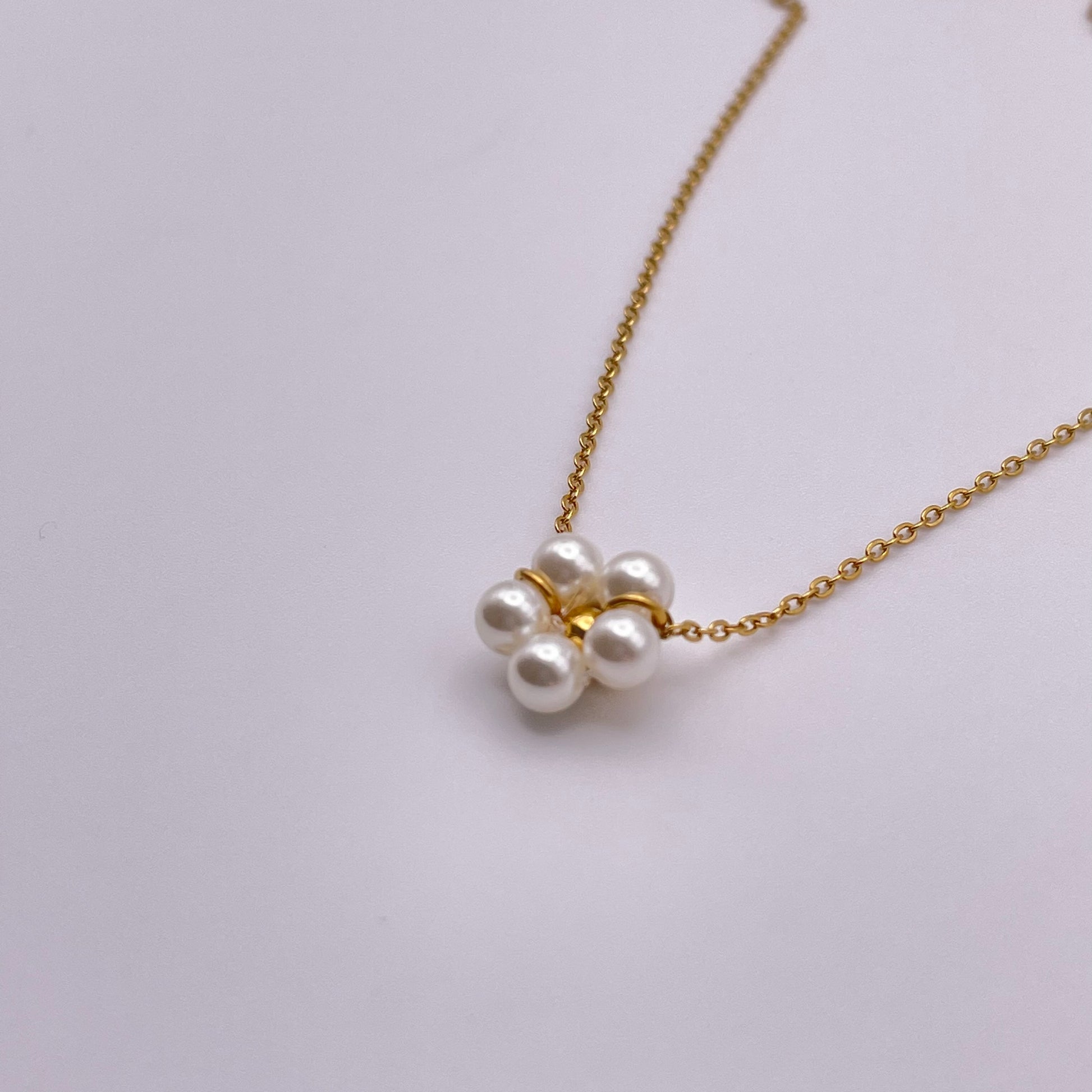 18K handmade pearl flower necklace - Gold side view