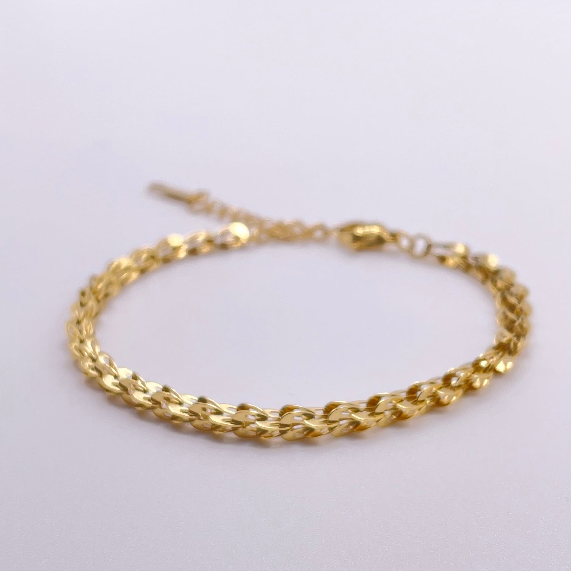 Delicate mesh bracelet - Gold front view