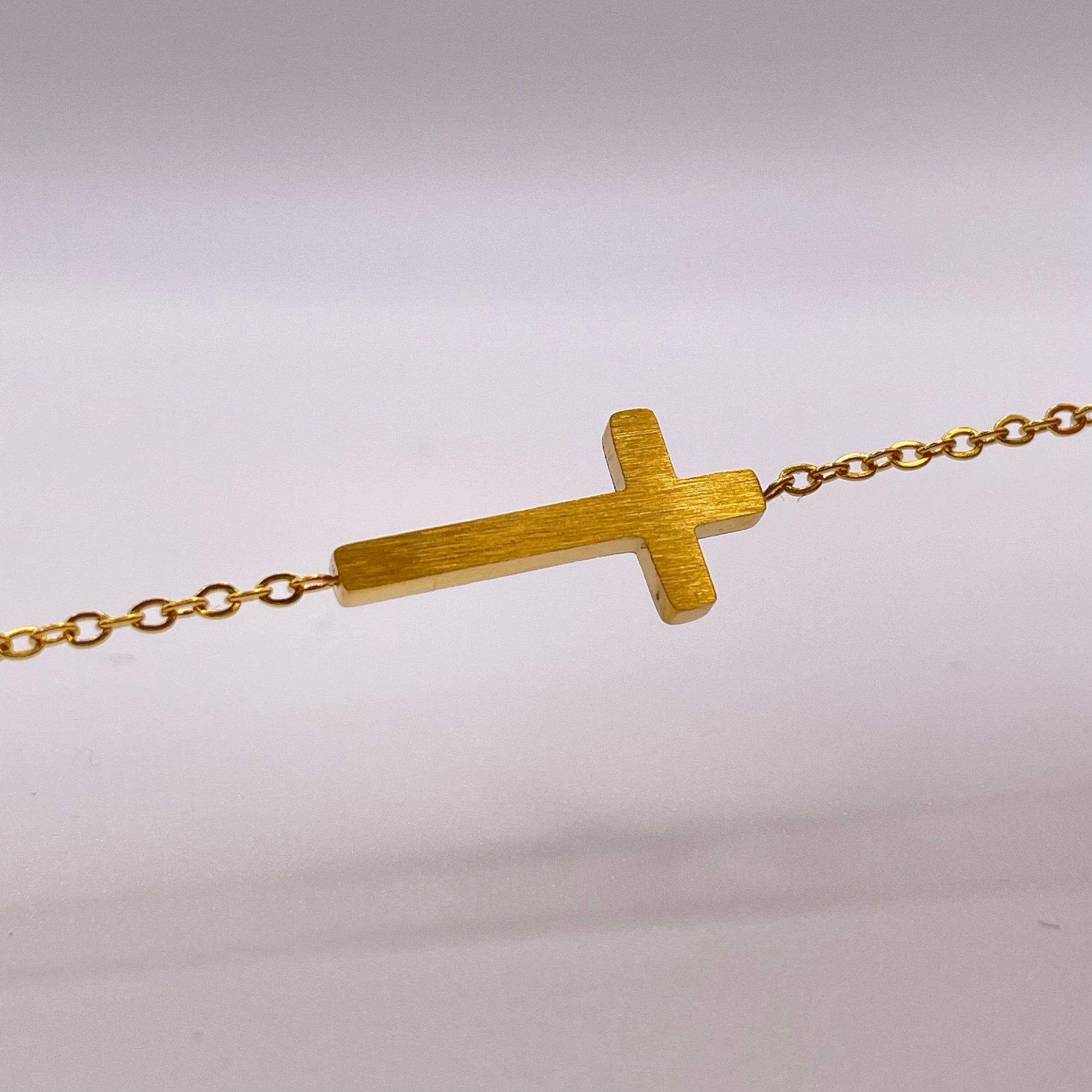 Christian cross bracelet - Gold close up