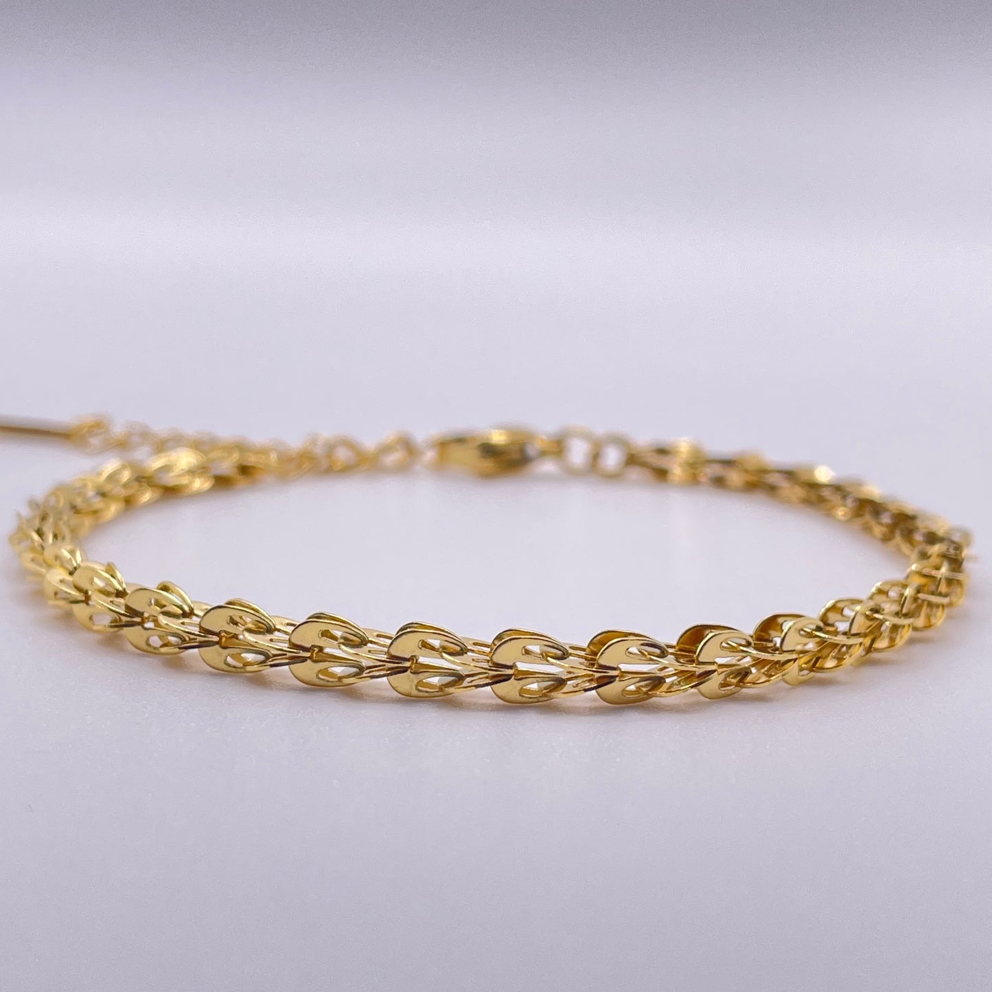 Delicate mesh bracelet - Gold front view