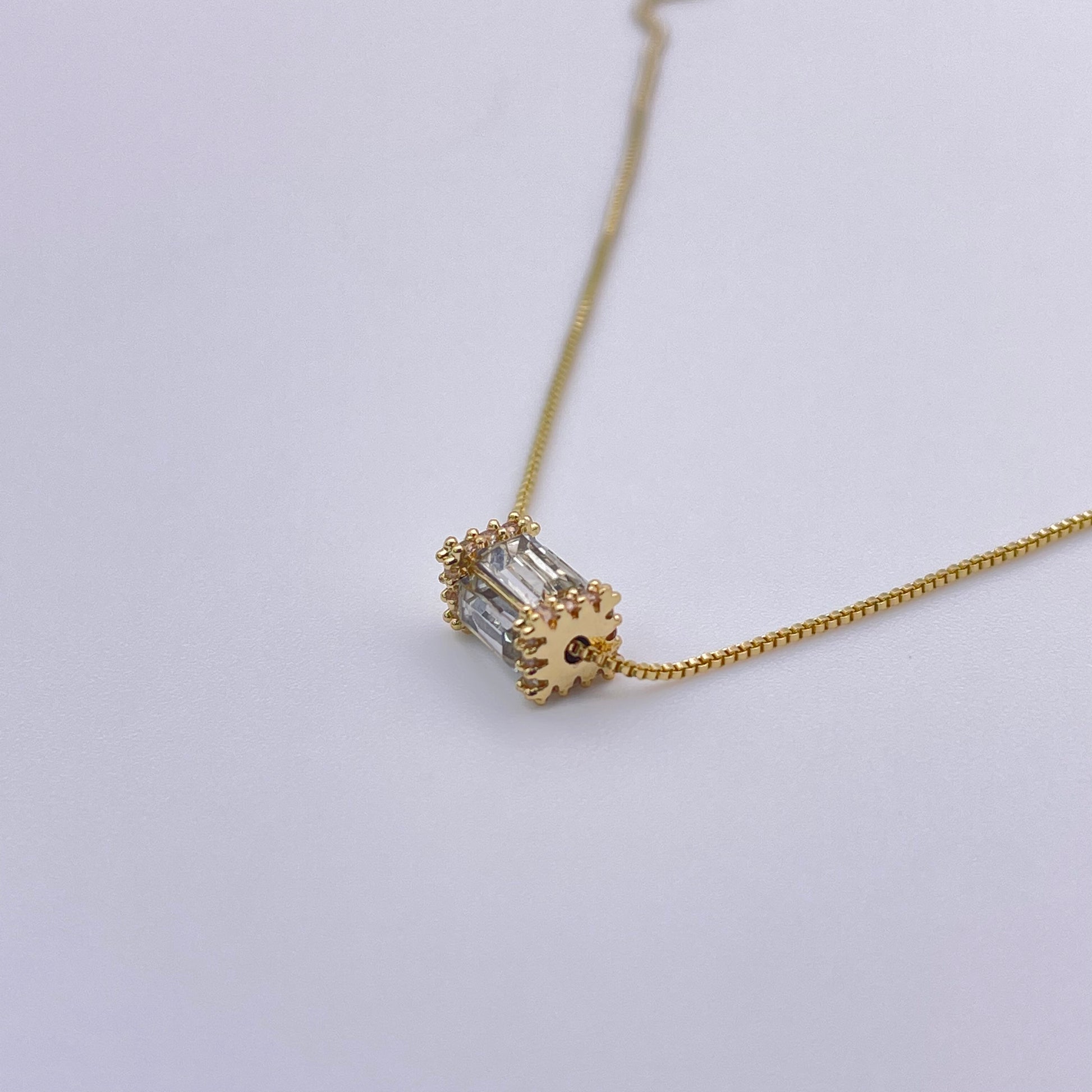 Geometric zircon chest necklace - Gold close up