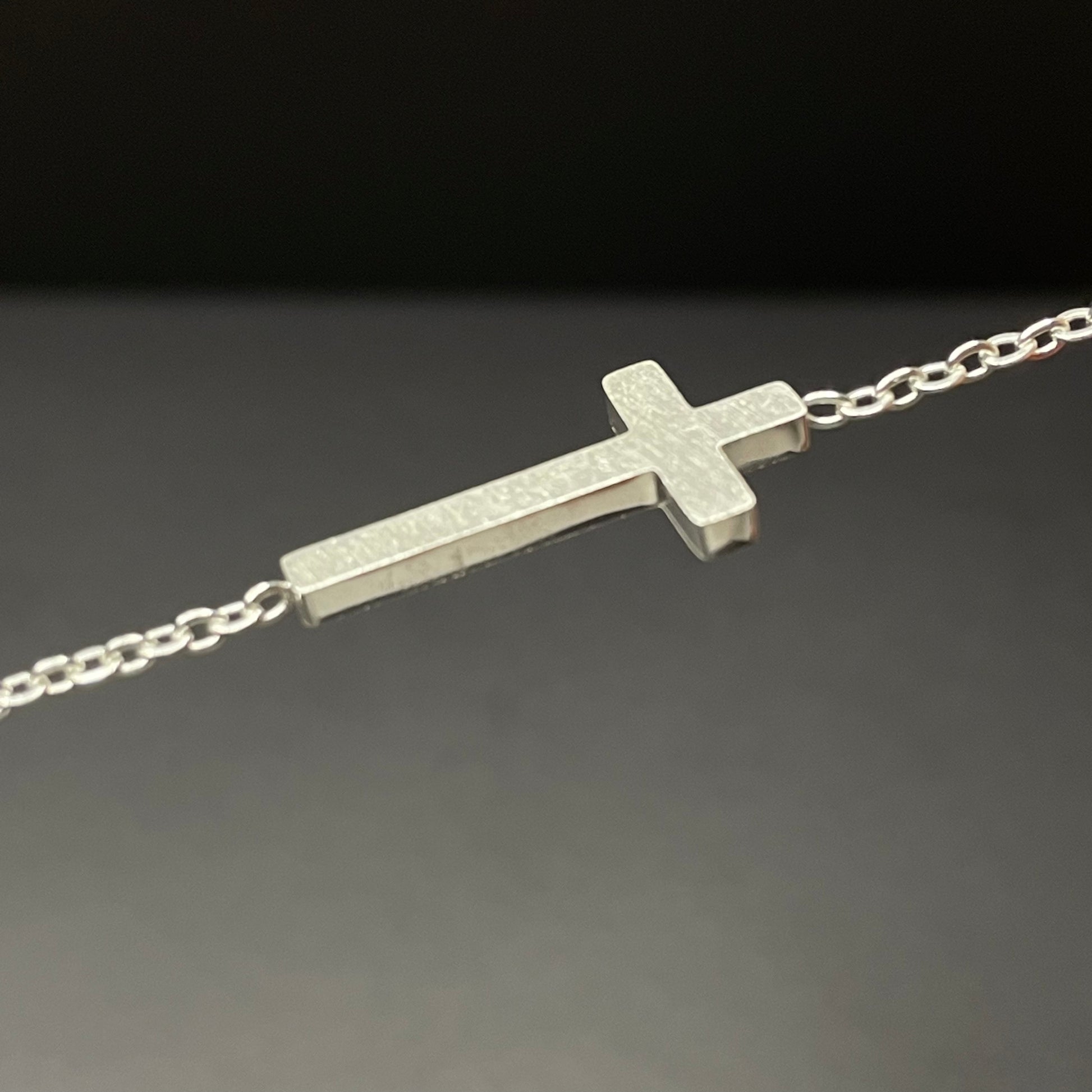 Christian cross bracelet - Silver close up