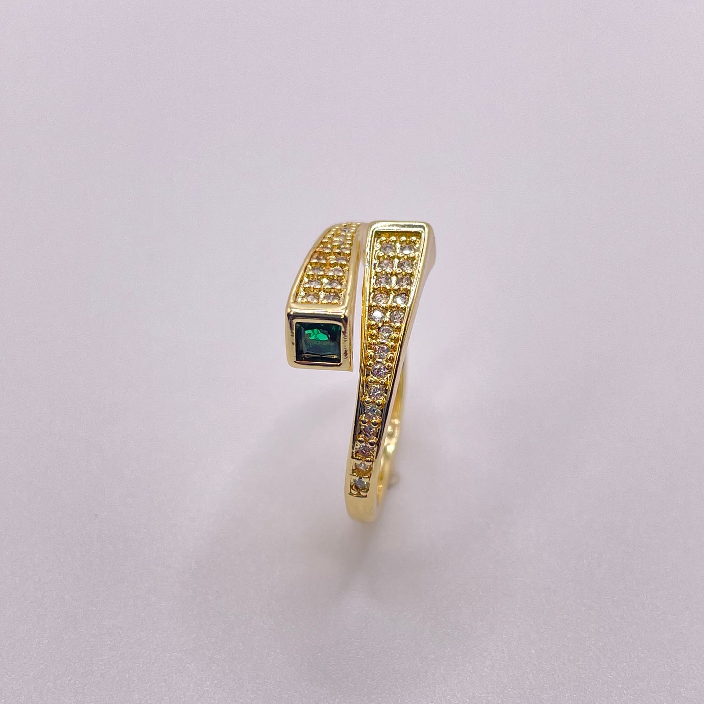 Cross paths gold ring - Emerald front view