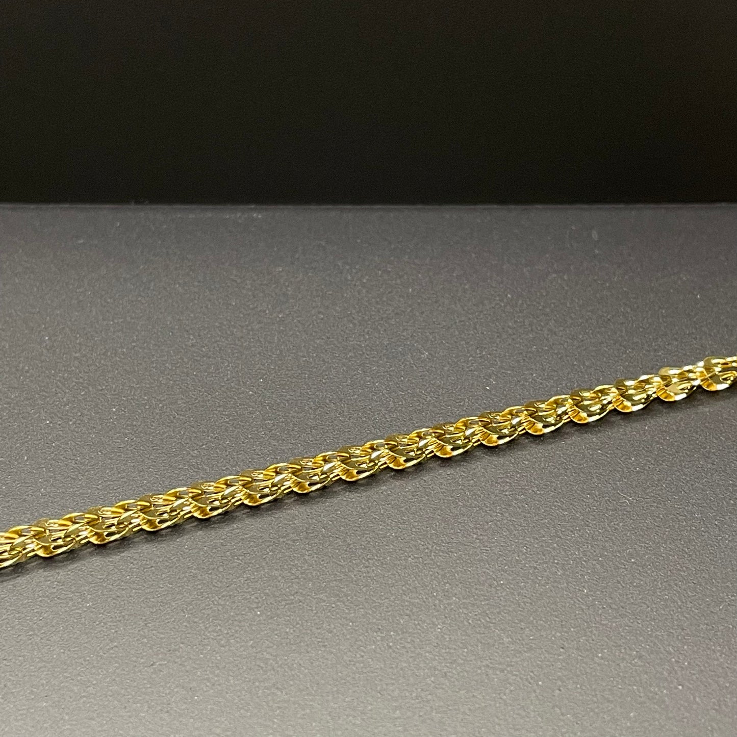 Delicate mesh bracelet - Gold close up