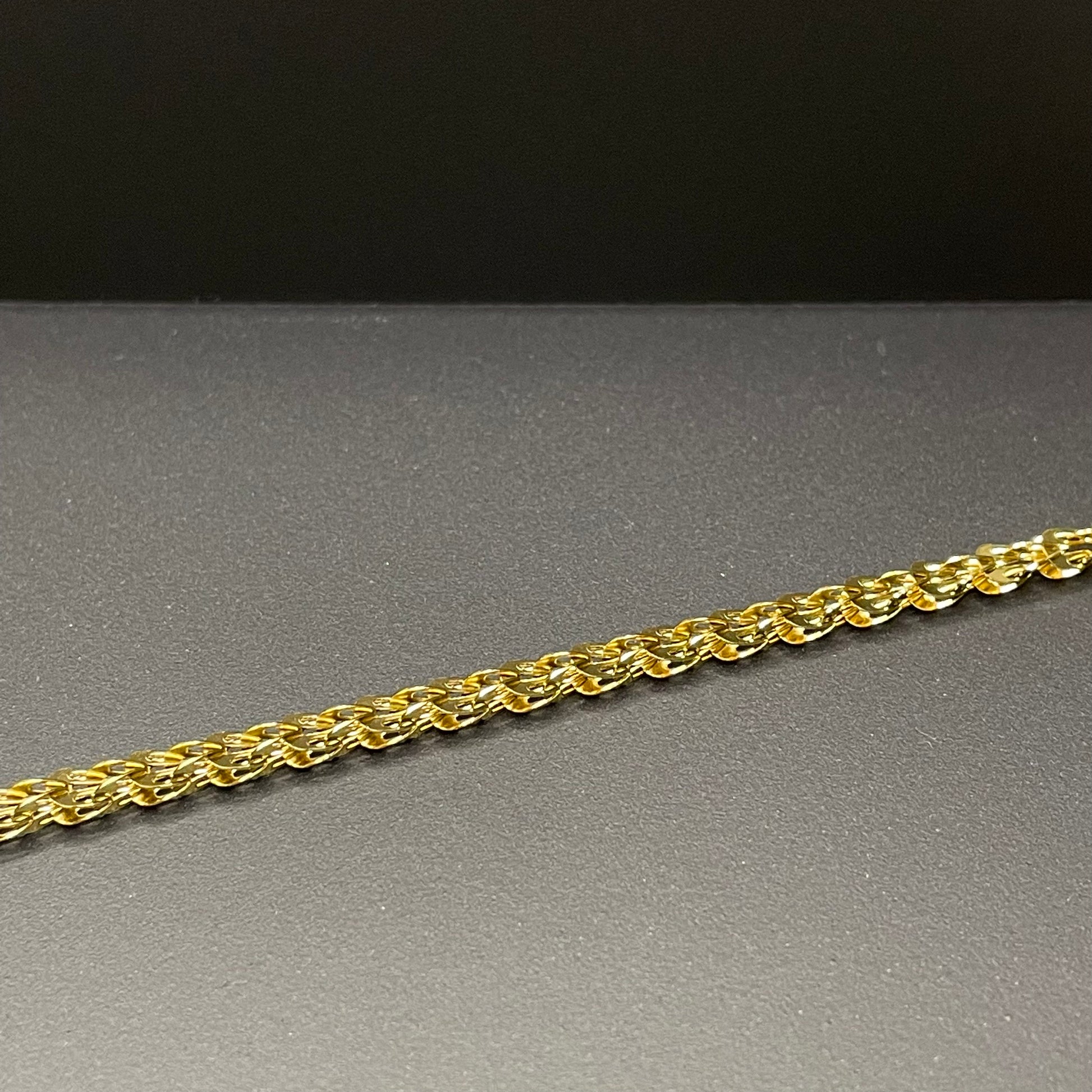 Delicate mesh bracelet - Gold close up