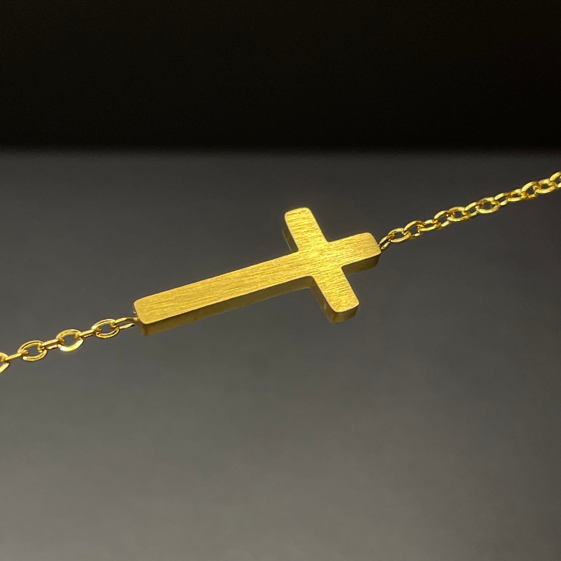 Christian cross bracelet - Gold close up