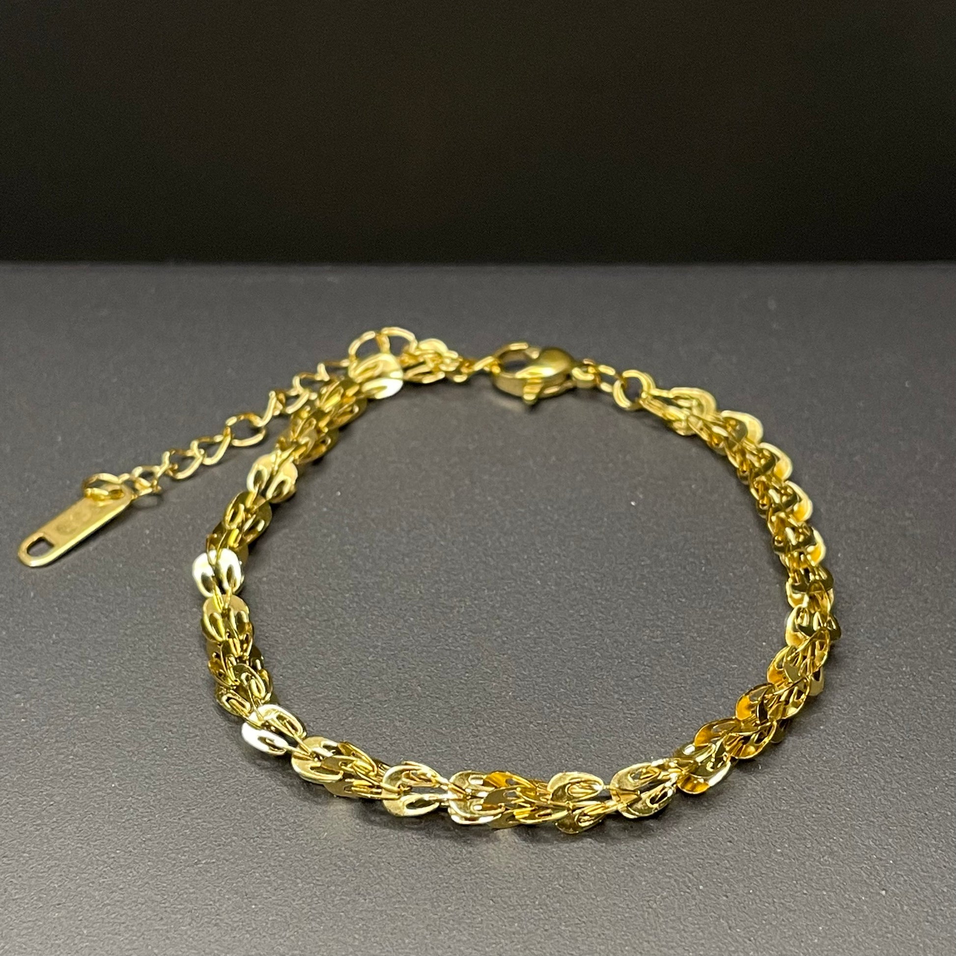 Delicate mesh bracelet - Gold black background